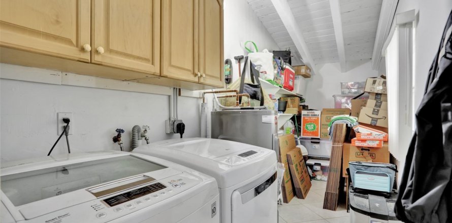 House in Pompano Beach, Florida 3 bedrooms, 163.32 sq.m. № 1100891
