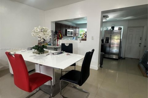 Casa en alquiler en North Miami Beach, Florida, 3 dormitorios, 185.34 m2 № 1872066 - foto 3