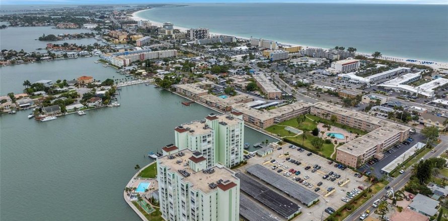Condominio en Saint Pete Beach, Florida, 2 dormitorios  № 2131686