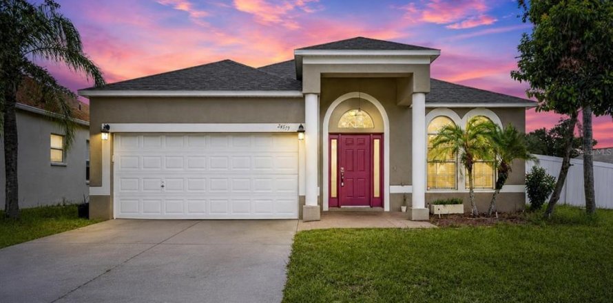 House in Lutz, Florida 4 bedrooms, 180.79 sq.m. № 2273139