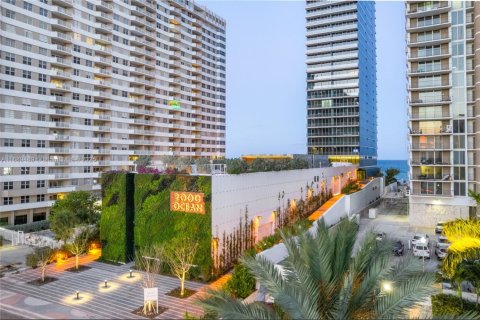 Condo in Hallandale Beach, Florida, 4 bedrooms  № 1865274 - photo 12