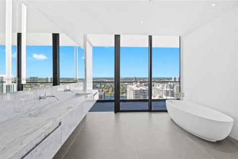 Condo in Hallandale Beach, Florida, 4 bedrooms  № 1865274 - photo 1