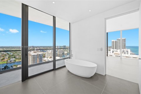 Condo in Hallandale Beach, Florida, 4 bedrooms  № 1865274 - photo 23