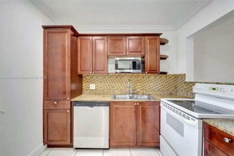 Condo in Pompano Beach, Florida, 2 bedrooms  № 1739192 - photo 5