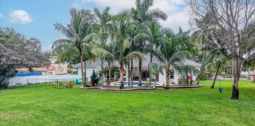 House in Davie, Florida 5 bedrooms, 384.24 sq.m. № 2003084