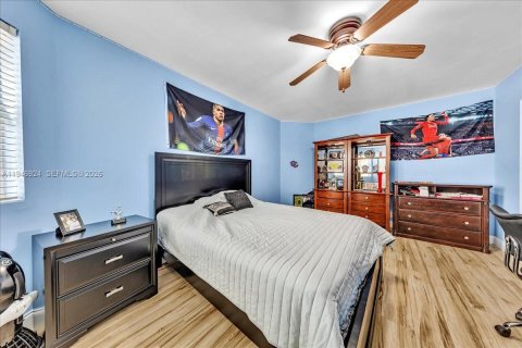 House in Davie, Florida 5 bedrooms, 384.24 sq.m. № 2003084 - photo 23