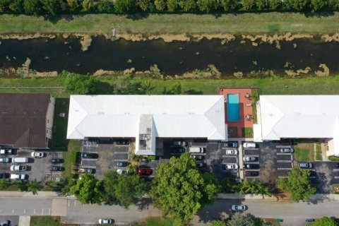 Condominio en venta en Coral Springs, Florida, 2 dormitorios, 97.55 m2 № 2154006 - foto 1