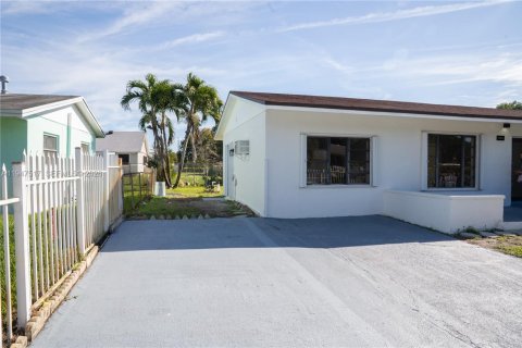 Casa en venta en Miami Gardens, Florida, 4 dormitorios, 134.89 m2 № 2003404 - foto 3