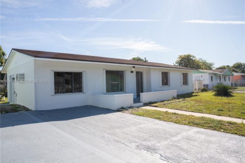 Casa en venta en Miami Gardens, Florida, 4 dormitorios, 134.89 m2 № 2003404 - foto 2