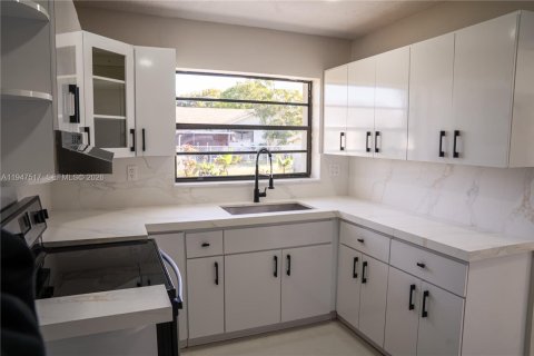 Casa en venta en Miami Gardens, Florida, 4 dormitorios, 134.89 m2 № 2003404 - foto 12