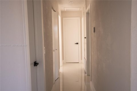 Casa en venta en Miami Gardens, Florida, 4 dormitorios, 134.89 m2 № 2003404 - foto 13