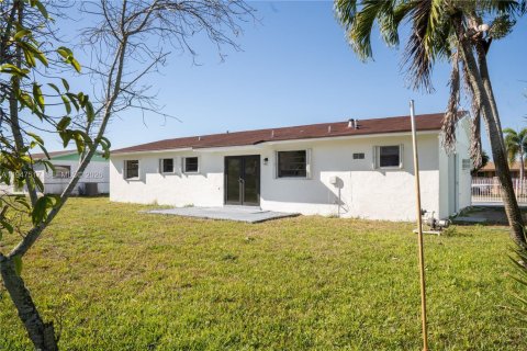 Casa en venta en Miami Gardens, Florida, 4 dormitorios, 134.89 m2 № 2003404 - foto 21
