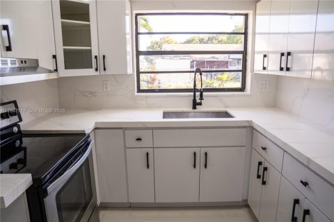 Casa en venta en Miami Gardens, Florida, 4 dormitorios, 134.89 m2 № 2003404 - foto 11