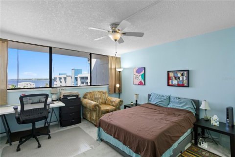 Condo in Treasure Island, Florida, 2 bedrooms № 2157542 - photo 19