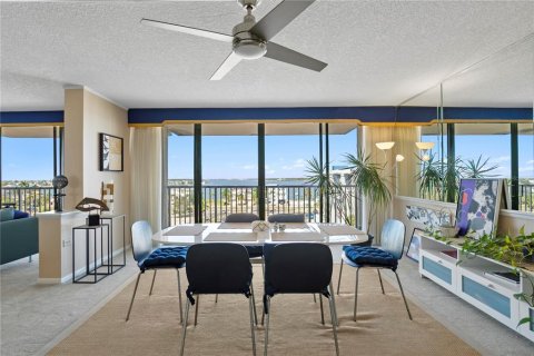 Condo in Treasure Island, Florida, 2 bedrooms № 2157542 - photo 7