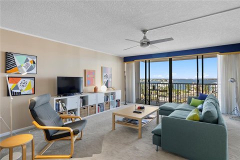 Condo in Treasure Island, Florida, 2 bedrooms № 2157542 - photo 3