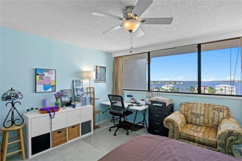 Condo in Treasure Island, Florida, 2 bedrooms № 2157542 - photo 20