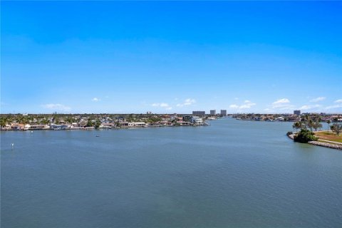 Condo in Treasure Island, Florida, 2 bedrooms № 2157542 - photo 29