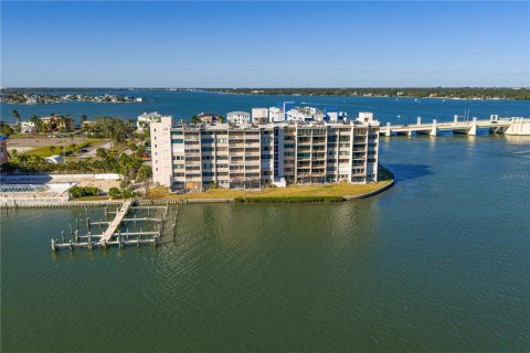 Condo in Treasure Island, Florida, 2 bedrooms № 2157542 - photo 30