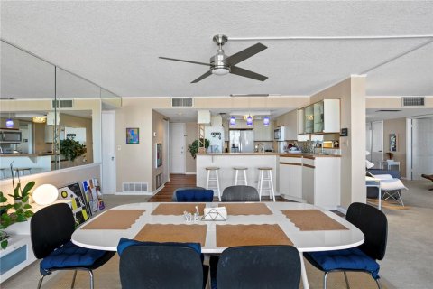 Condo in Treasure Island, Florida, 2 bedrooms № 2157542 - photo 8