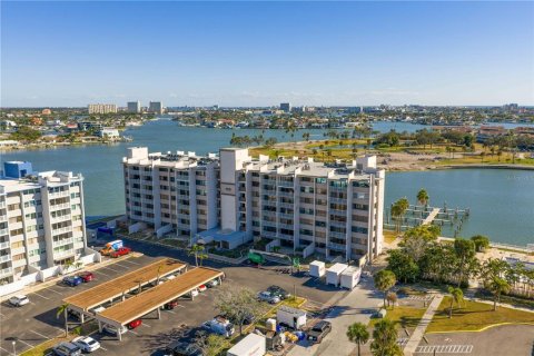 Condo in Treasure Island, Florida, 2 bedrooms № 2157542
