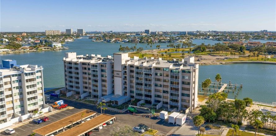 Condo in Treasure Island, Florida, 2 bedrooms № 2157542