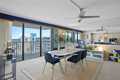 Condo in Treasure Island, Florida, 2 bedrooms № 2157542 - photo 11