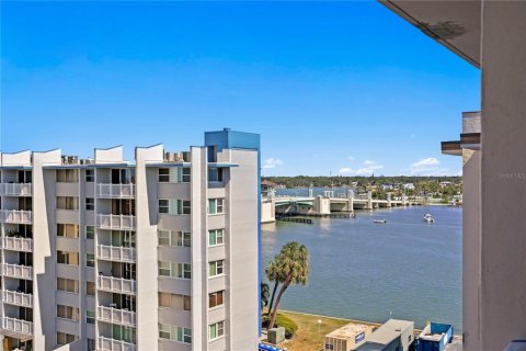 Condo in Treasure Island, Florida, 2 bedrooms № 2157542 - photo 27