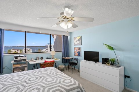 Condo in Treasure Island, Florida, 2 bedrooms № 2157542 - photo 17