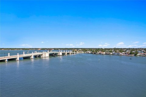 Condo in Treasure Island, Florida, 2 bedrooms № 2157542 - photo 28