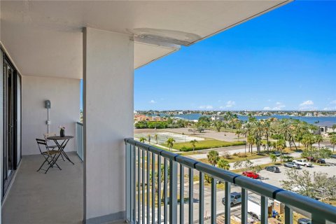 Condo in Treasure Island, Florida, 2 bedrooms № 2157542 - photo 24