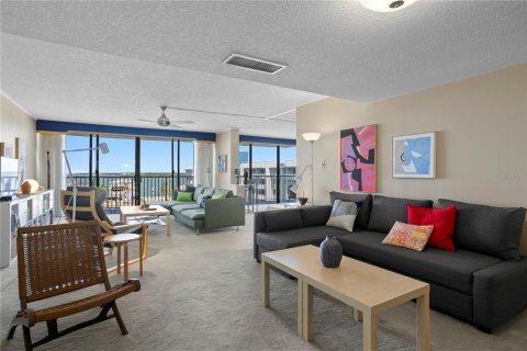 Condo in Treasure Island, Florida, 2 bedrooms № 2157542 - photo 5