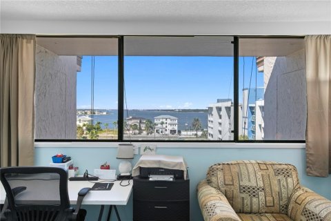 Condo in Treasure Island, Florida, 2 bedrooms № 2157542 - photo 16