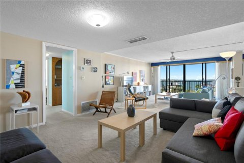 Condo in Treasure Island, Florida, 2 bedrooms № 2157542 - photo 10