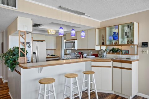 Condo in Treasure Island, Florida, 2 bedrooms № 2157542 - photo 14