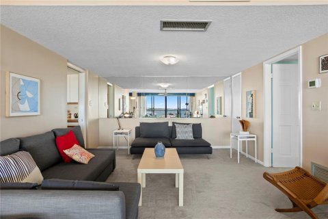 Condo in Treasure Island, Florida, 2 bedrooms № 2157542 - photo 9