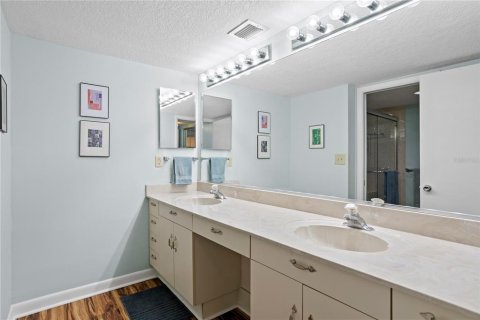 Condo in Treasure Island, Florida, 2 bedrooms № 2157542 - photo 18