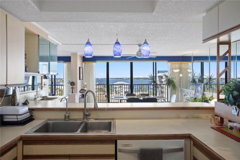 Condo in Treasure Island, Florida, 2 bedrooms № 2157542 - photo 12