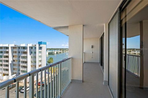 Condo in Treasure Island, Florida, 2 bedrooms № 2157542 - photo 25