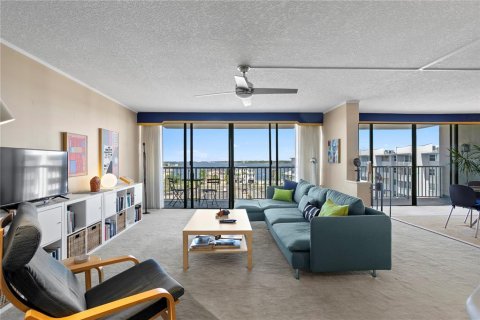 Condo in Treasure Island, Florida, 2 bedrooms № 2157542 - photo 2