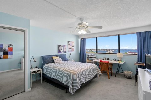 Condo in Treasure Island, Florida, 2 bedrooms № 2157542 - photo 15