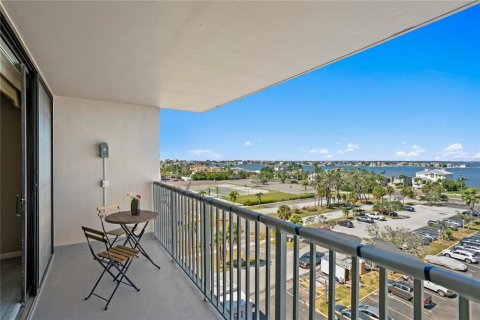 Condo in Treasure Island, Florida, 2 bedrooms № 2157542 - photo 26