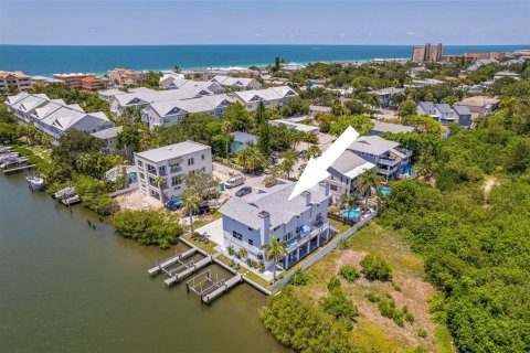 Townhouse in Indian Rocks Beach, Florida 6 bedrooms, 379.04 sq.m. № 1777870 - photo 1