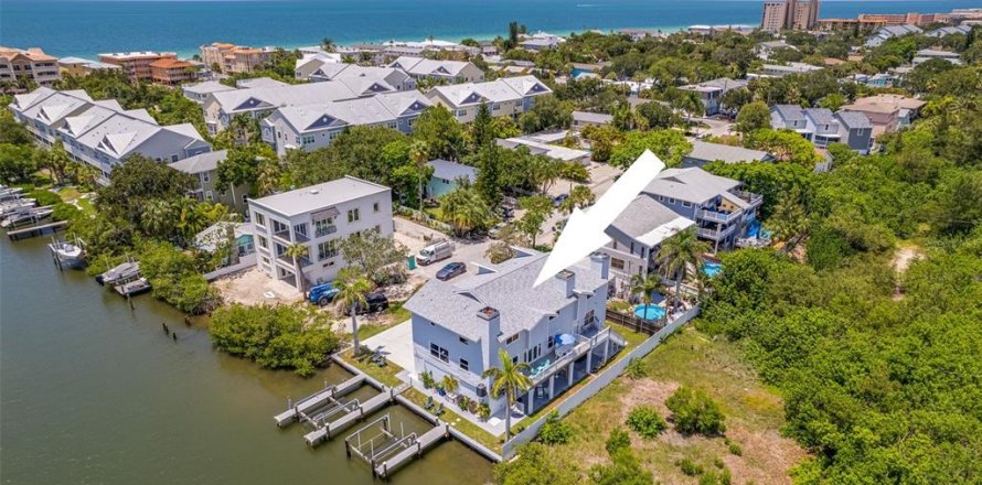 Townhouse in Indian Rocks Beach, Florida 6 bedrooms, 379.04 sq.m. № 1777870