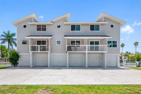 Townhouse in Indian Rocks Beach, Florida 6 bedrooms, 379.04 sq.m. № 1777870 - photo 2