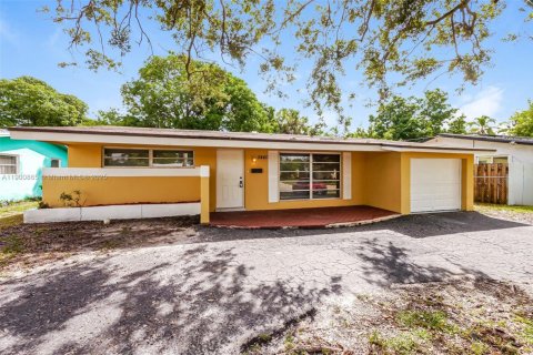 House in Sunrise, Florida 2 bedrooms, 111.48 sq.m. № 1951472 - photo 2