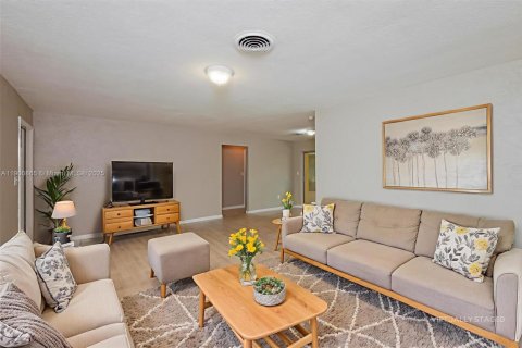 House in Sunrise, Florida 2 bedrooms, 111.48 sq.m. № 1951472 - photo 4