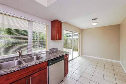 House in Sunrise, Florida 2 bedrooms, 111.48 sq.m. № 1951472 - photo 8