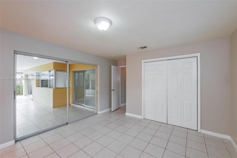 House in Sunrise, Florida 2 bedrooms, 111.48 sq.m. № 1951472 - photo 11