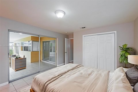 House in Sunrise, Florida 2 bedrooms, 111.48 sq.m. № 1951472 - photo 12